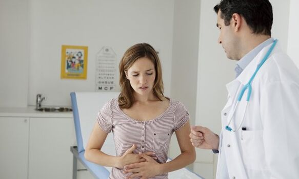 The gastroenterologist will explain in detail to the patient with pancreatitis how he should eat in order not to harm the body. 